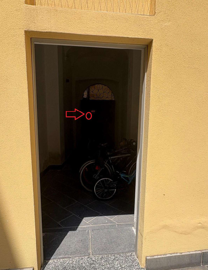 Il corridoio a sinistra con la key box sulla porta in legno