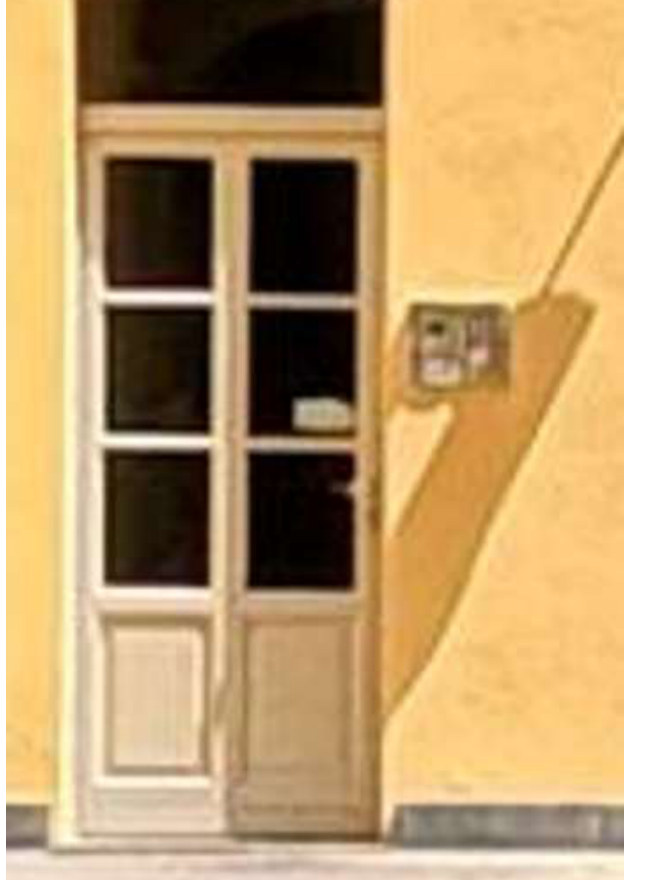 La porta d'ingresso del palazzo, chiave a testa quadrata